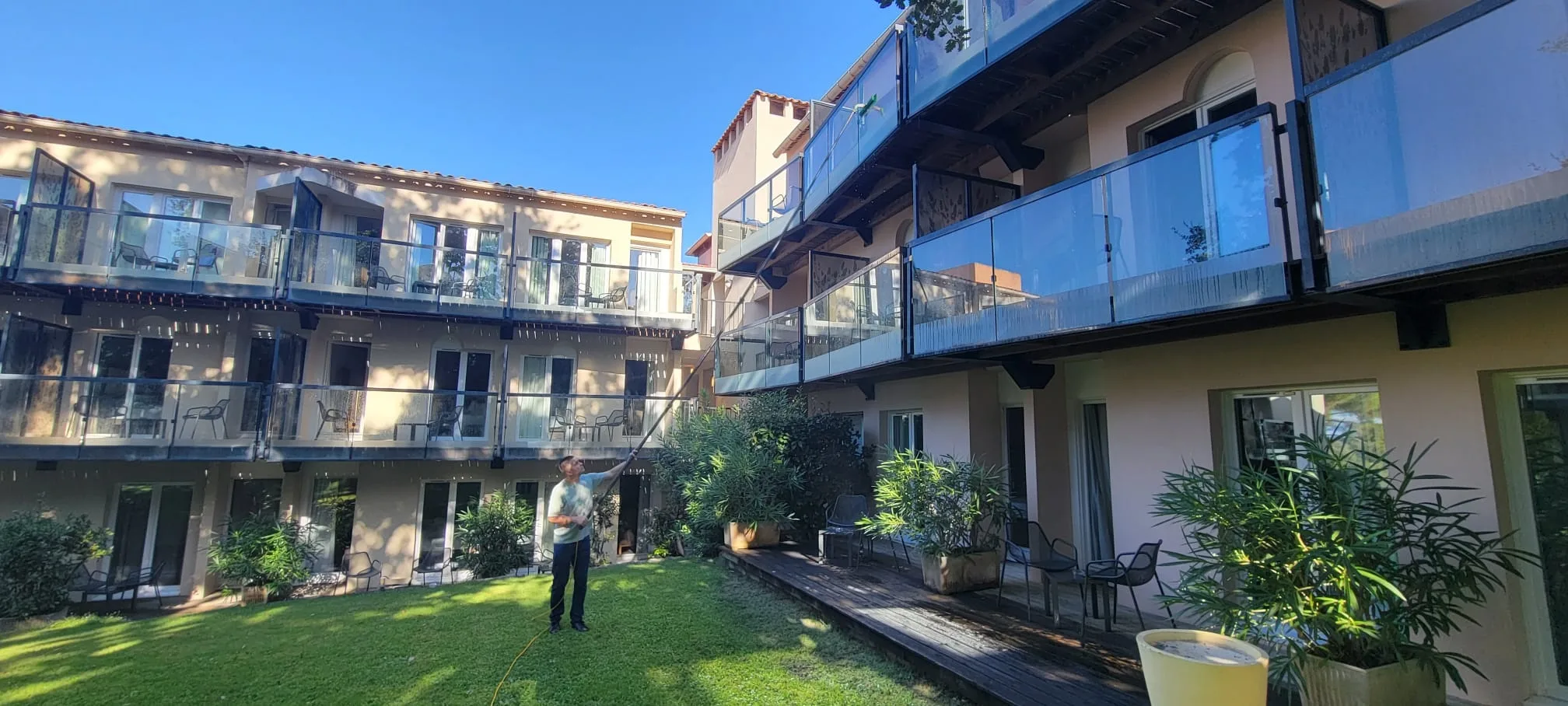 Nettoyage vitres immeuble copropriété en hauteur — façade vitrée syndic Côte d'Azur OSMONET