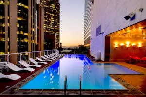 Nettoyage vitres hôtel 5 étoiles ou établissement touristique — entretien surfaces vitrées prestige Nice Monaco