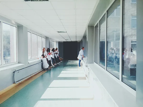 Lavage de vitres dans un couloir d'hôpital ou clinique privée — entretien professionnel établissements de santé Nice