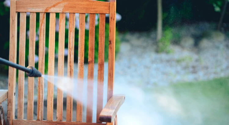 Nettoyage mobilier extérieur haute pression — entretien jardin terrasse Côte d'Azur