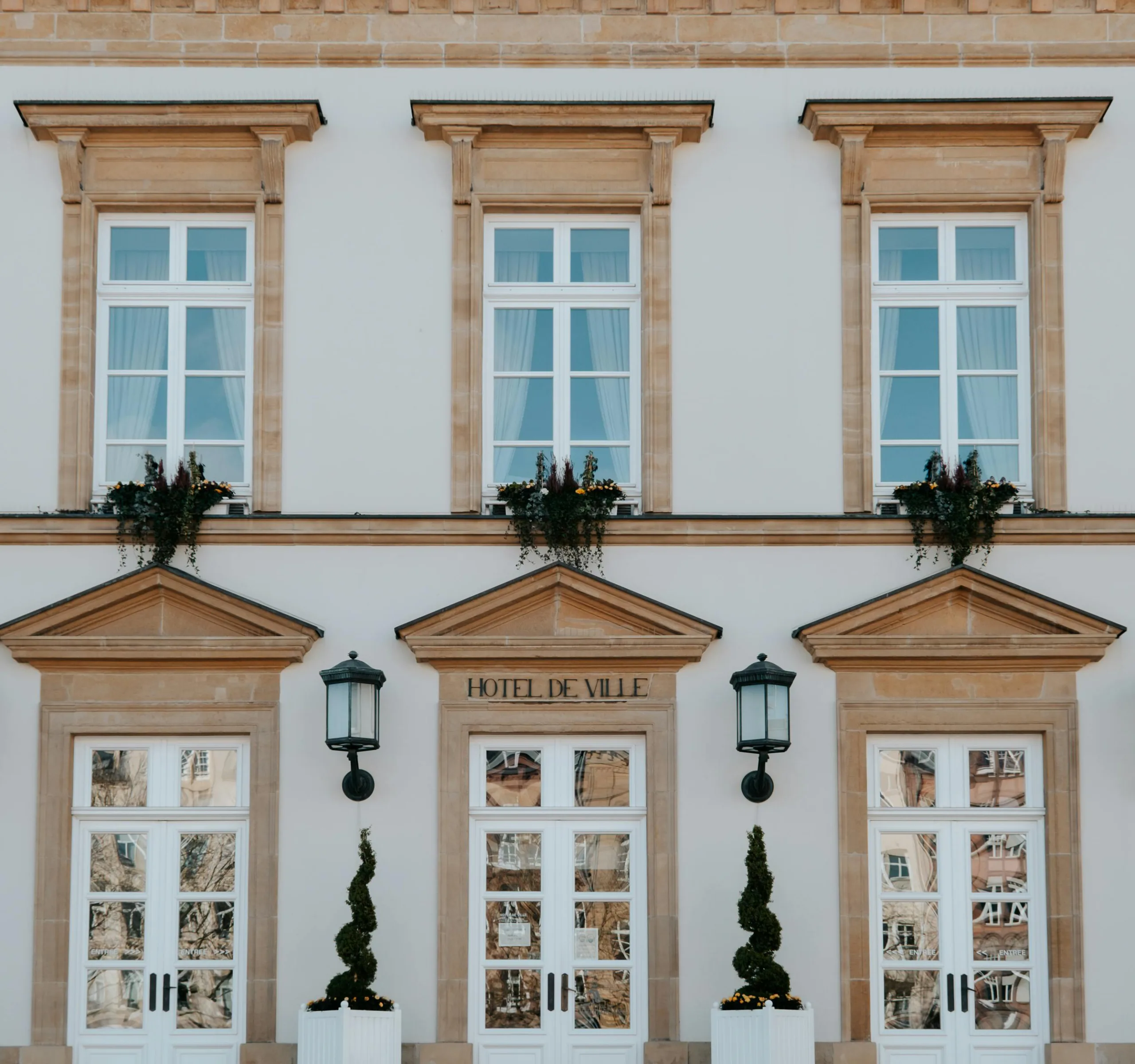 Équipe OSMONET nettoyant les vitres d'une mairie sur la Côte d'Azur — entretien bâtiments municipaux