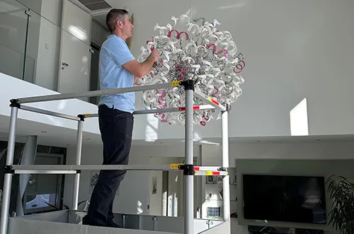 Entretien lustre cristal Baccarat — démontage nettoyage remontage pièce par pièce Nice Côte d'Azur OSMONET