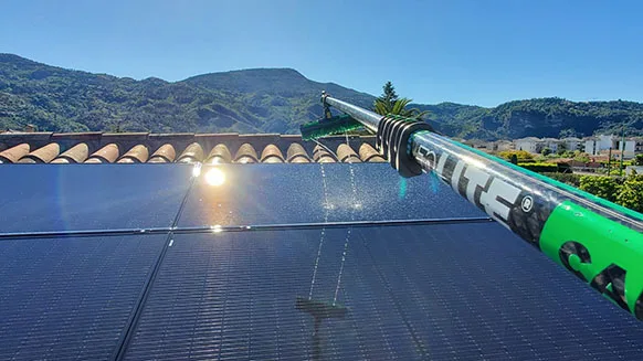 Nettoyage panneaux solaires eau déminéralisée sans trace — OSMONET