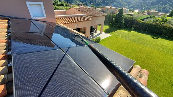 Nettoyage de panneaux solaires a l'eau pure sur la Cote d'Azur